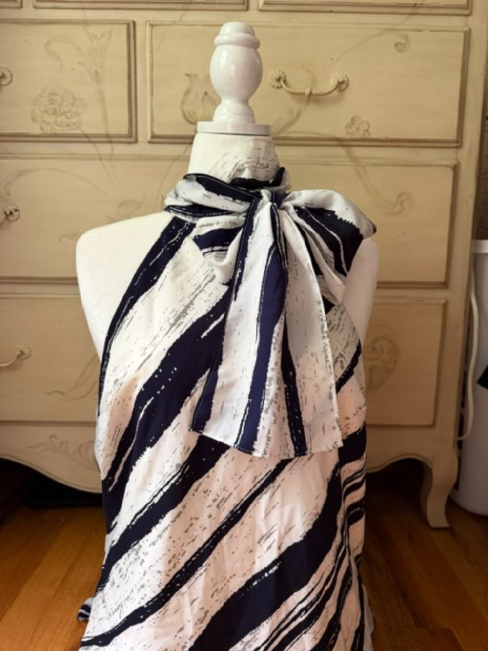 Strut & Bolt Navy & White Neck Tie Sleeveless Women's Blouse- size large